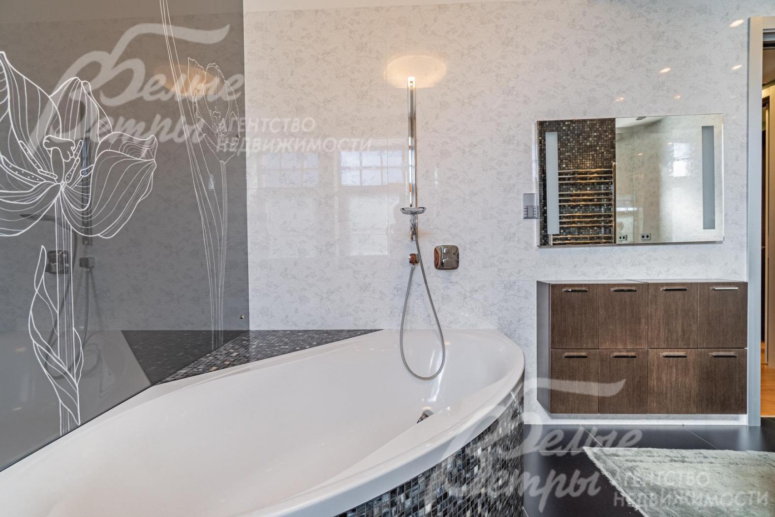 На стенах керамогранит Villeroy&Boch (Германия) 