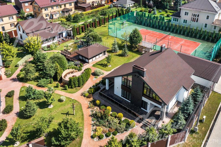 Комплекс строений общей площадью 745 кв.м в обжитом коттеджном поселке бизнес-класса Изумрудная долина