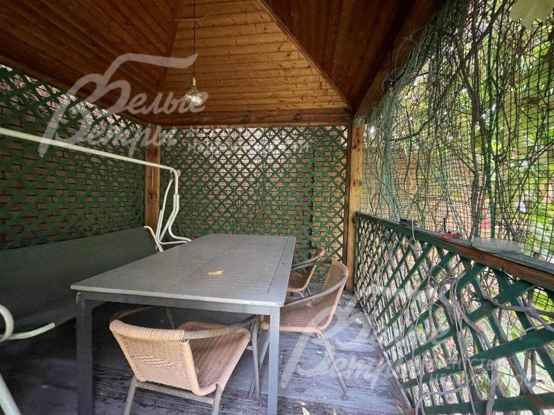 Крытая деревянная беседка