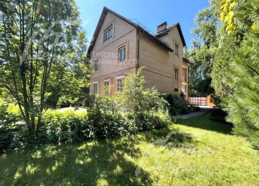 Кирпичный дом 300 кв.м с мебелью в обжитом КП Согласие-1