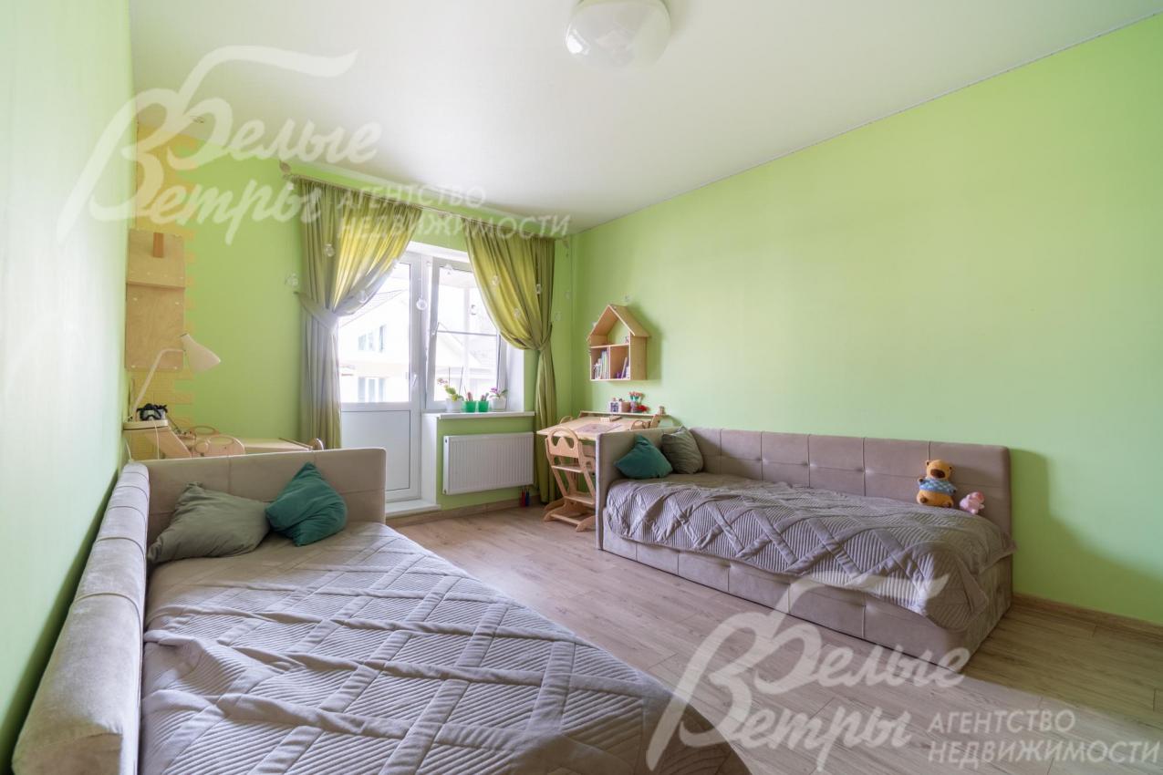 Спальня на втором этаже с двумя односпальными кроватями