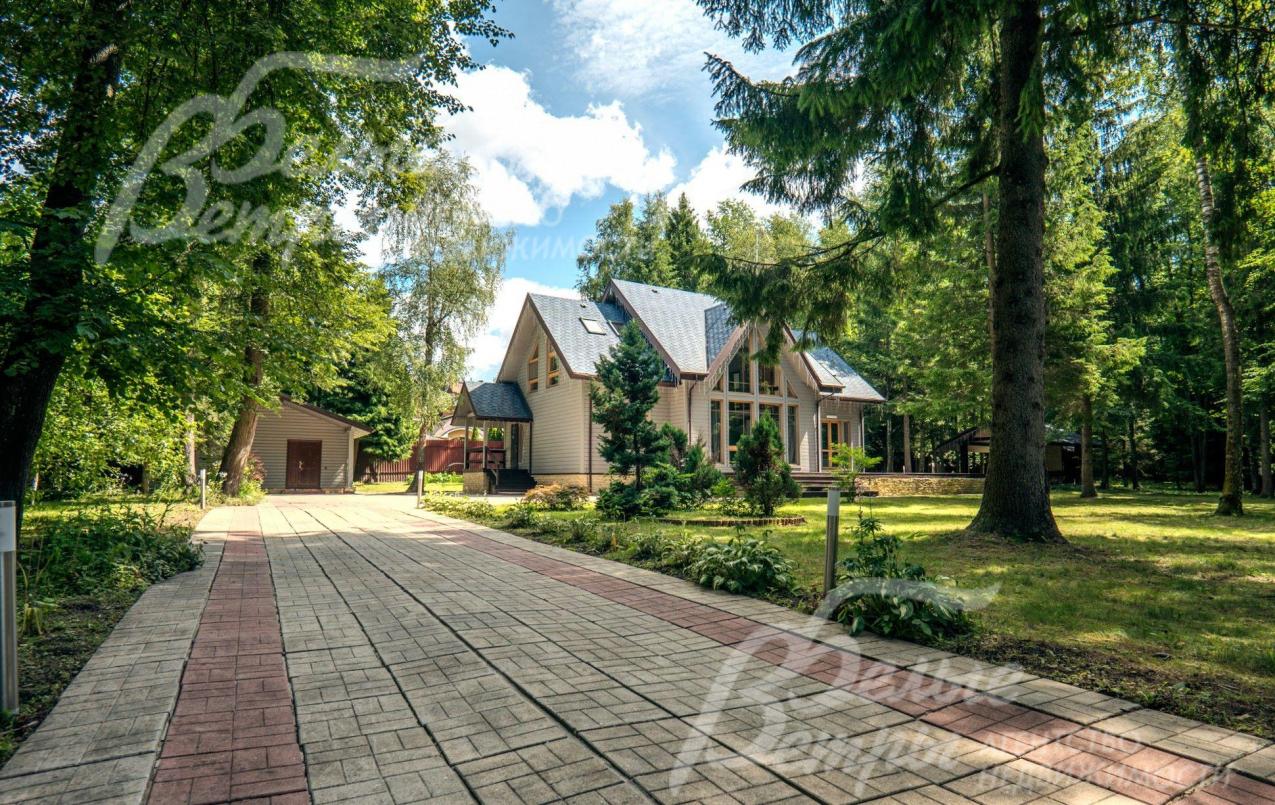 На участке вековые деревья, но также выполнен ландшафт, есть освещение