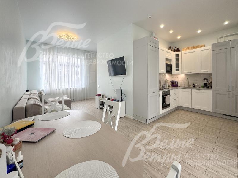 Зона кухни-столовой-гостиной. Дом полностью готов к заселению: выполнена отделка, установлена мебель