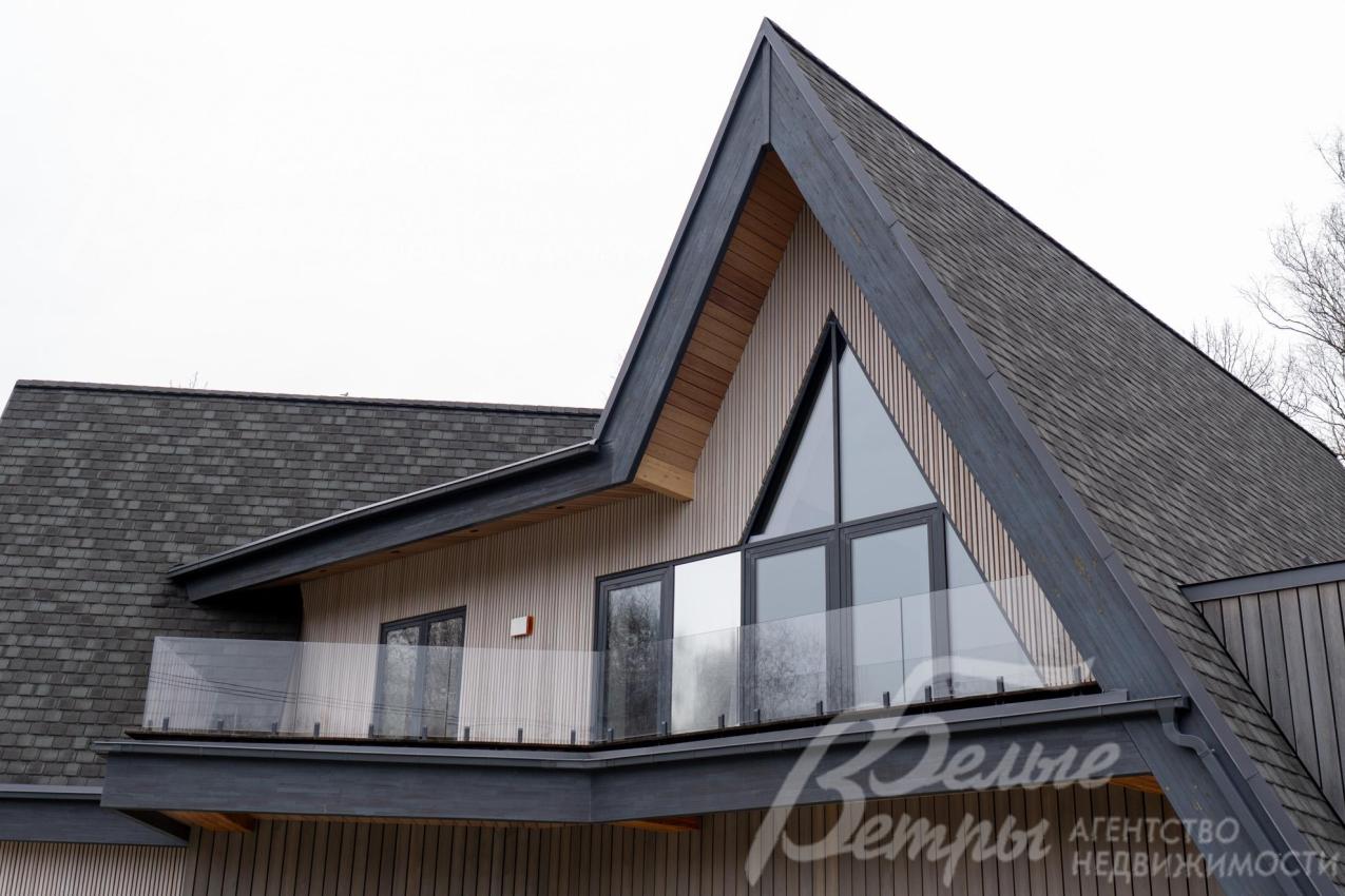 Балкон на втором этаже (выход их холла) - с прозрачным стеклянным ограждением и с живописным видом на лес