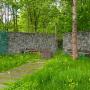 В глубине участка по границе с лесом - зона кострища
