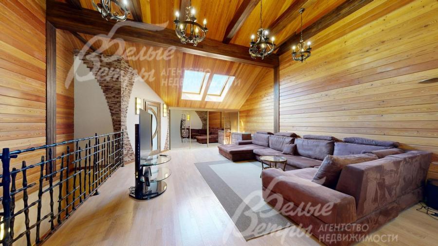 Мансардный этаж с просторной зоной отдыха