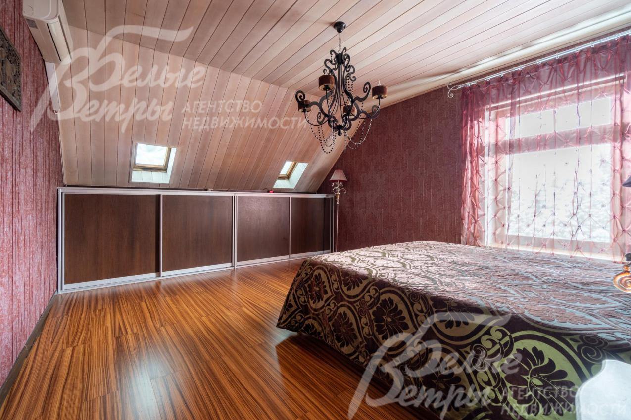 Потолок отделан лиственницей, его украшает эффектная люстра итальянского производства