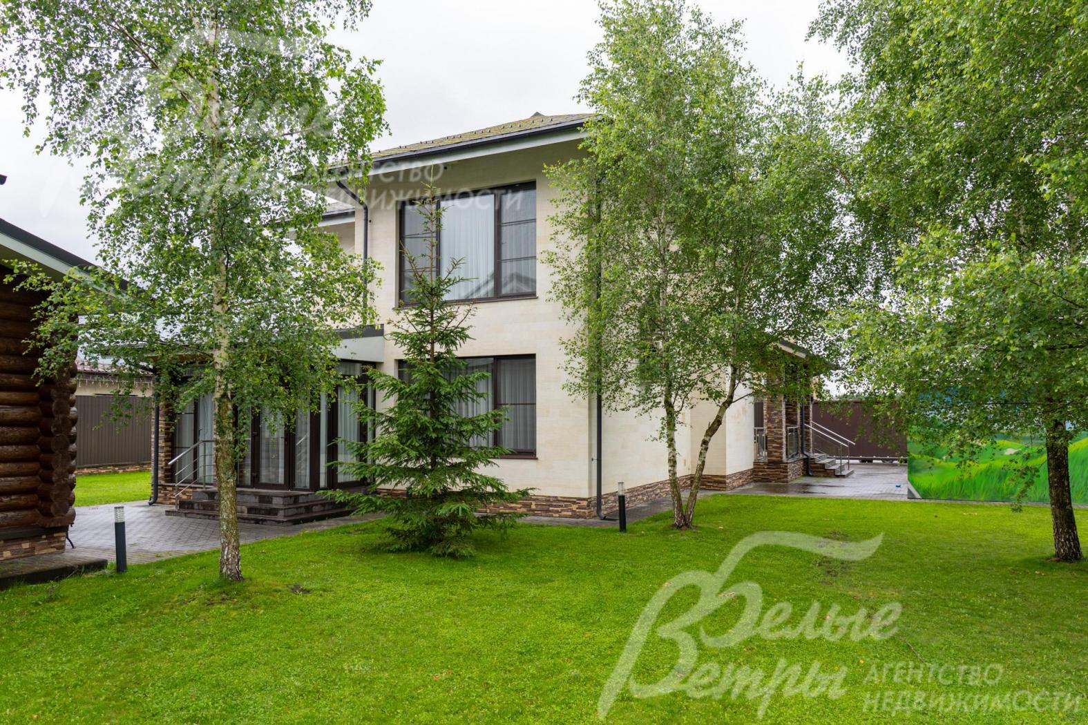 Красивый участок с ровным газоном и взрослыми деревьями