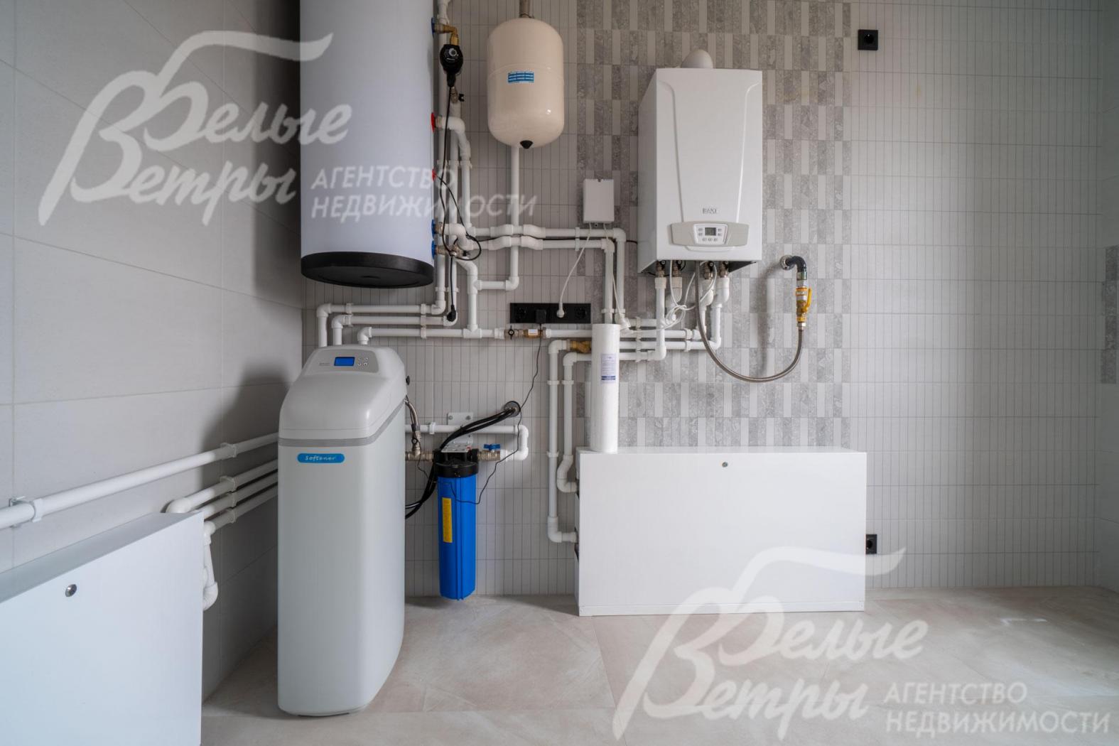 В котельной-постирочной система водоподготовки кабинетного типа, газовый котёл и бойлер на 150 л