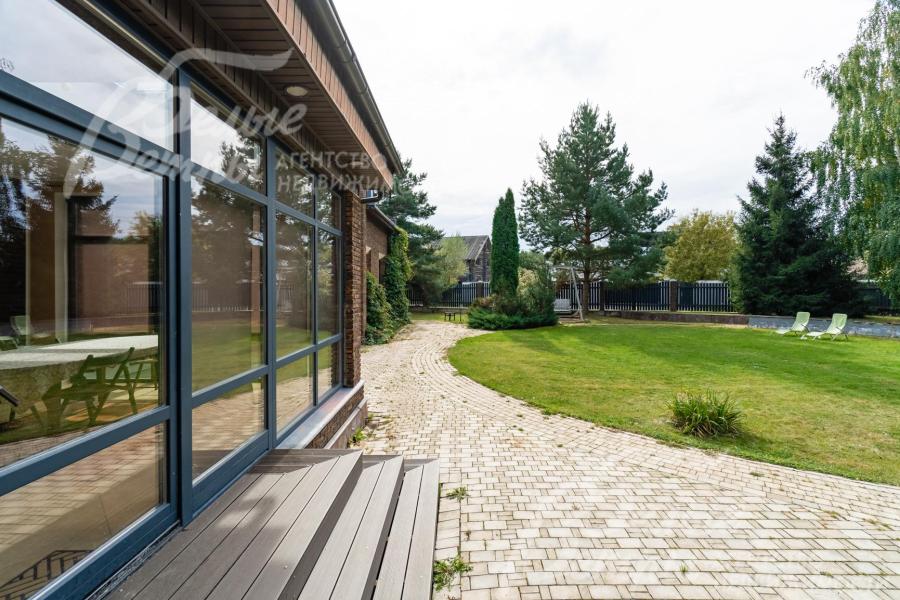 Выход на участок из зимнего сада