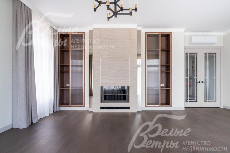 Дровяной камин в гостиной