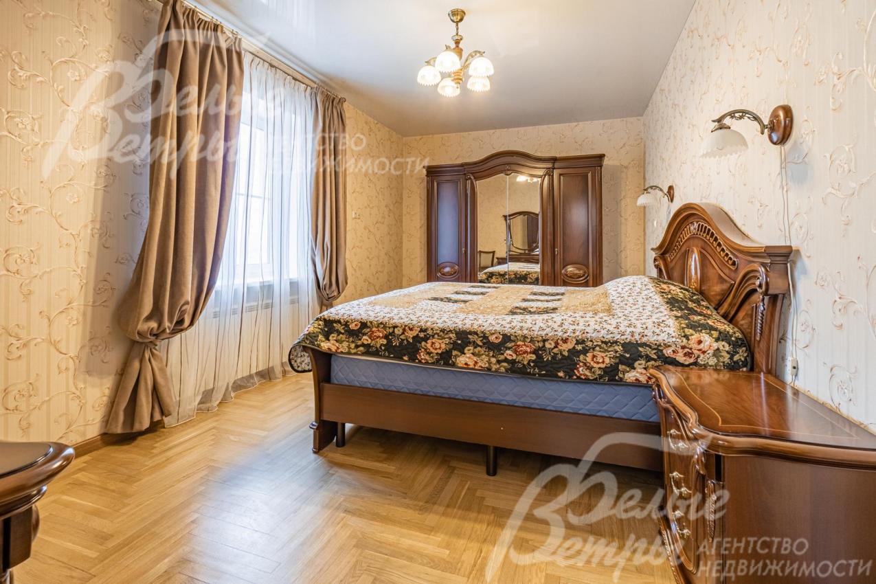 На полу в основном доме дубовый паркет