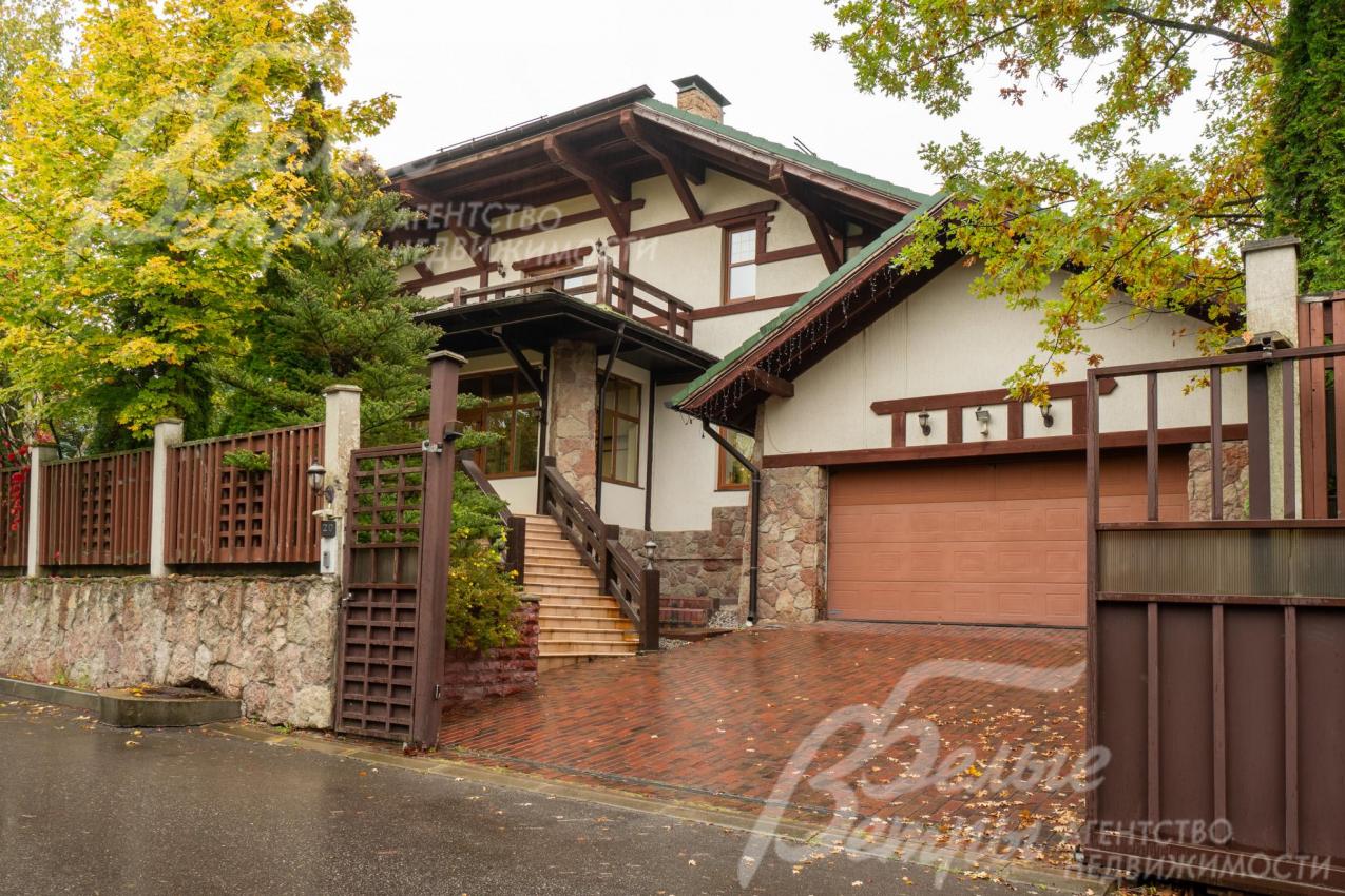 Кирпичный меблированный дом в стиле шале с эффектным фасадом, отделанным натуральным камнем, деревом и штукатуркой