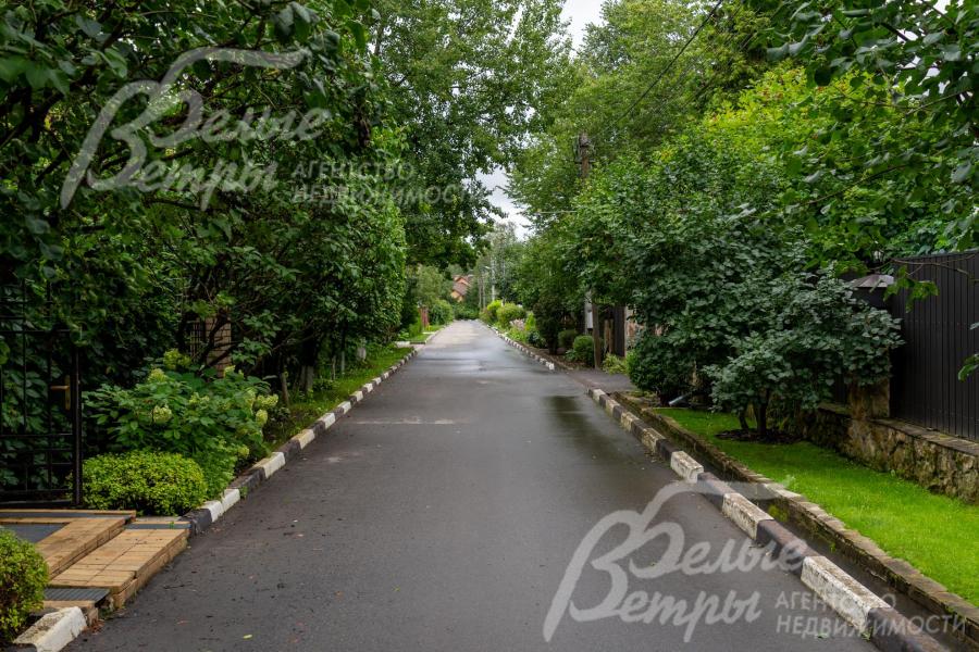 К участке ведёт удобная асфальтированная дорога