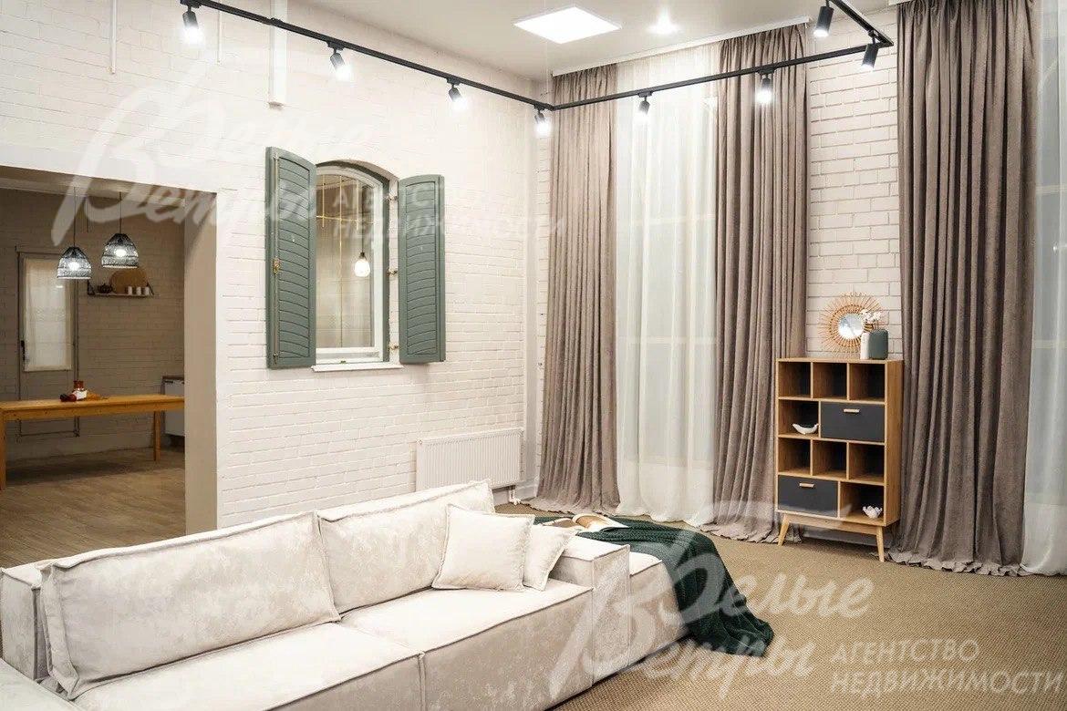 Меблированный дом 350 кв.м в аренду в обжитом поселке в Новой Москве