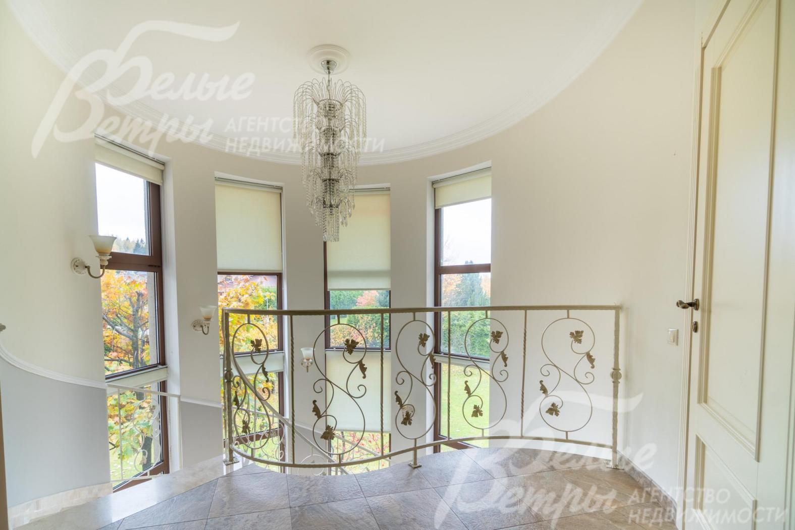 На лестничном пролёте - многоуровневый эркер с четырьмя протяжёнными окнами простирающимися в два этажа