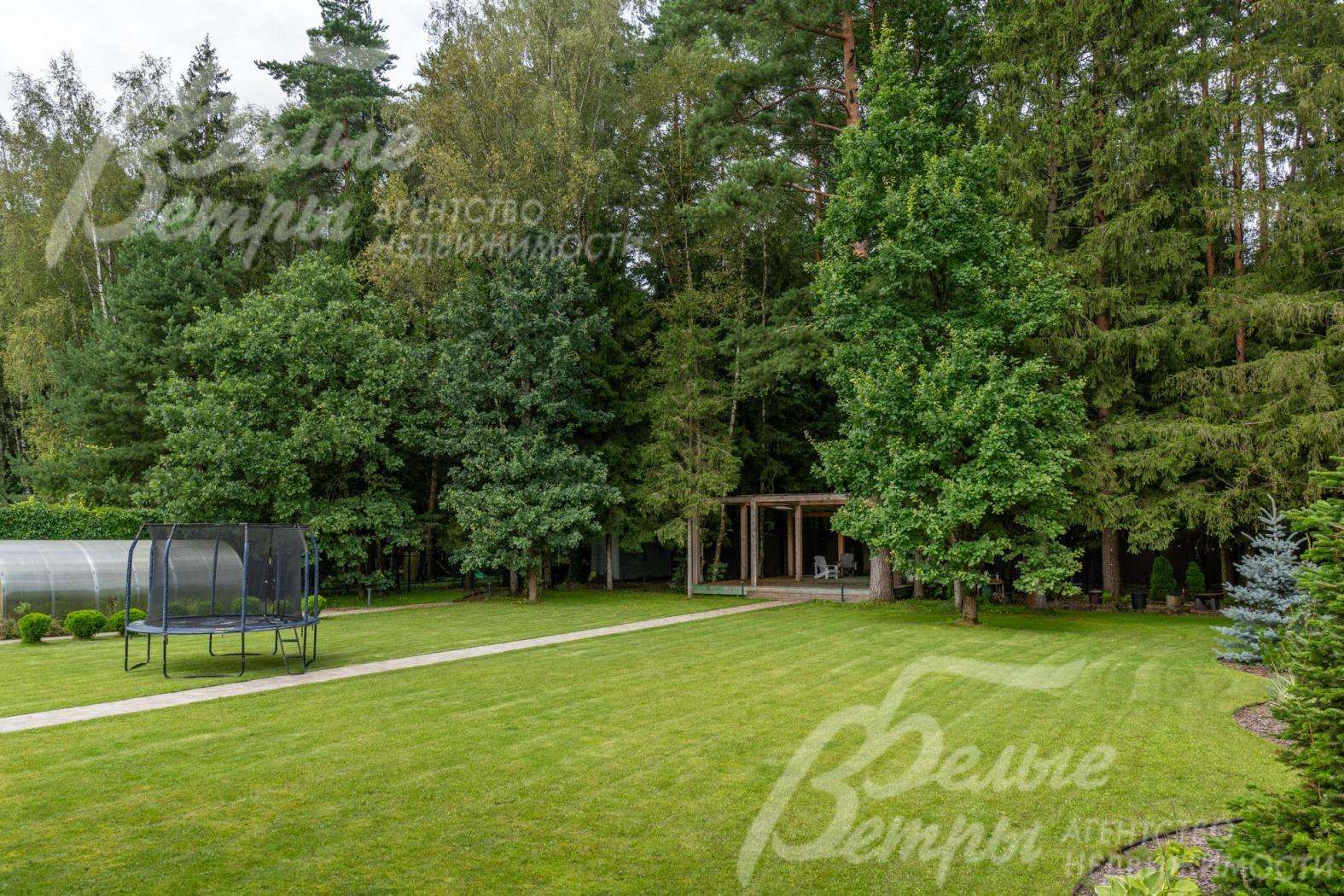 Участок граничит с лесом, расположен в тихом месте вдали от шума дорог