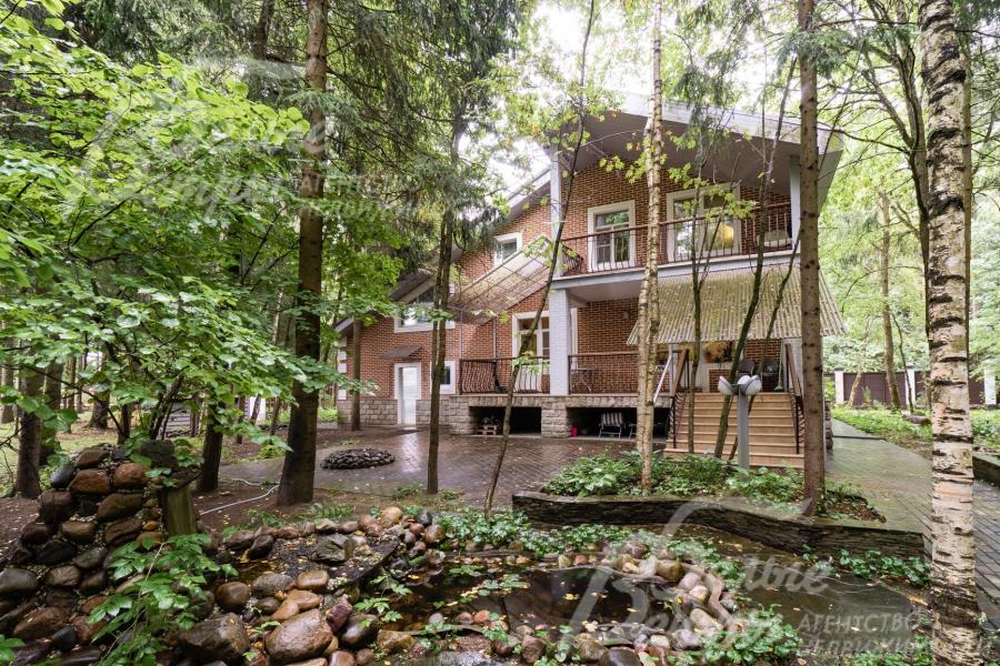 Дом с мебелью площадью 379 кв.м в обжитом коттеджном поселке КИЗ Пенаты