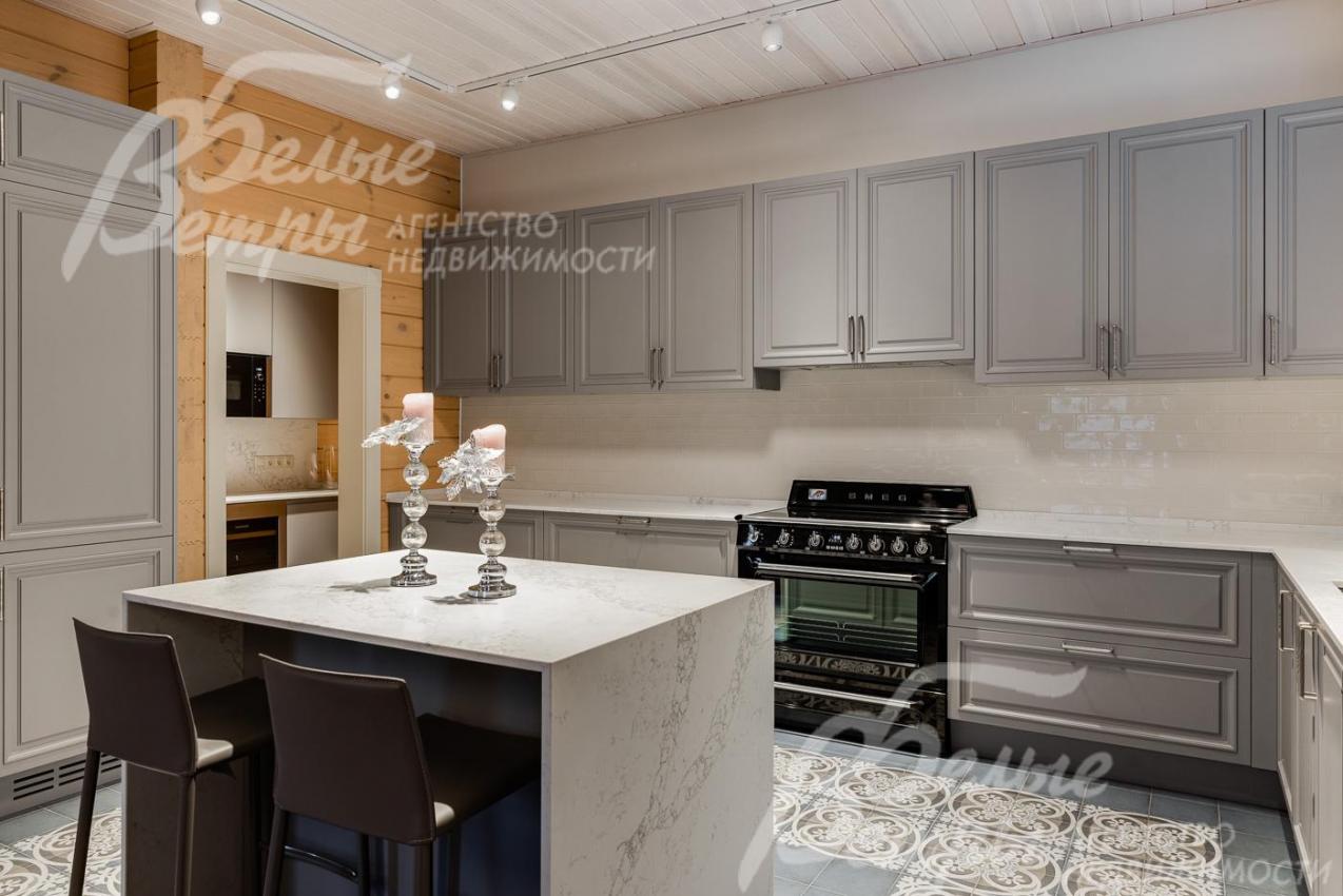Кухонный гарнитур с островом и техникой