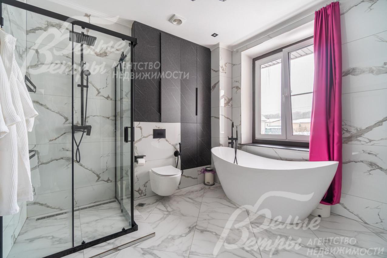 Санузел на втором этаже - с ванной у окна и оборудованной душевой