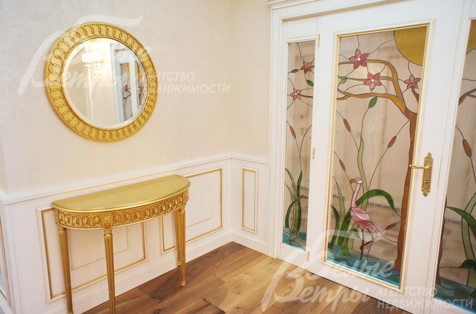 Двери украшают изящные витражи