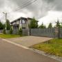 На участке предусмотрена парковка для автомобиля площадью 5×5 м, выложенная брусчаткой