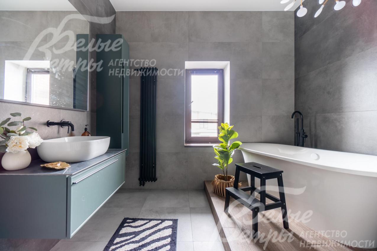 Санузел на втором этаже с ванной из искусственного камня на подиуме