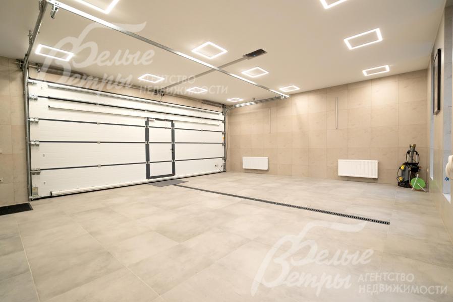 В доме - тёплый светлый гараж на 2 автомобиля