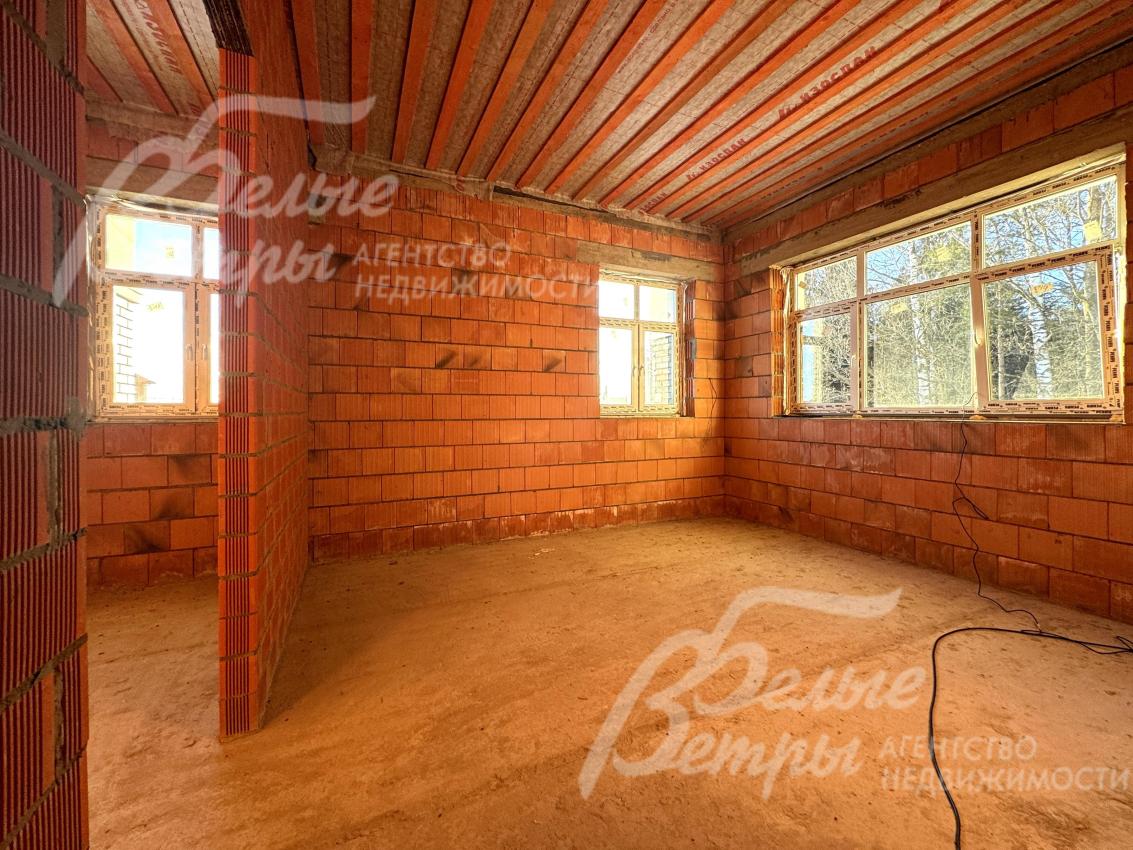 Одна из спален на втором этаже. Во всех спальнях на втором этаже - собственные помещения, которые можно оборудовать под санузел или гардеробную