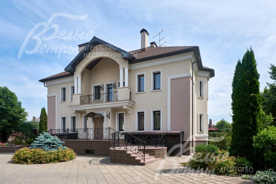 Дом из кирпича в стиле неоклассической русской усадьбы