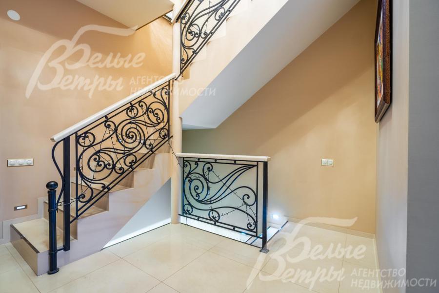 На мансардный и цокольный этажи ведёт лестница со ступенями, отделанными бежевой плиткой с окантовкой, перилами из итальянского мрамора