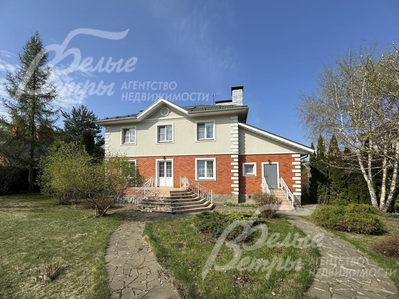 Дорожки вымощены диким камнем