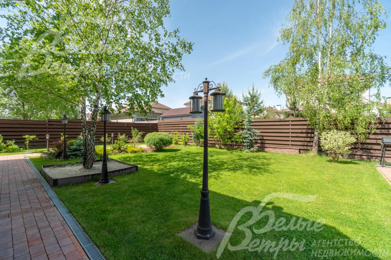 На участке - дорогостоящее освещение, установлено 12 садовых фонарей