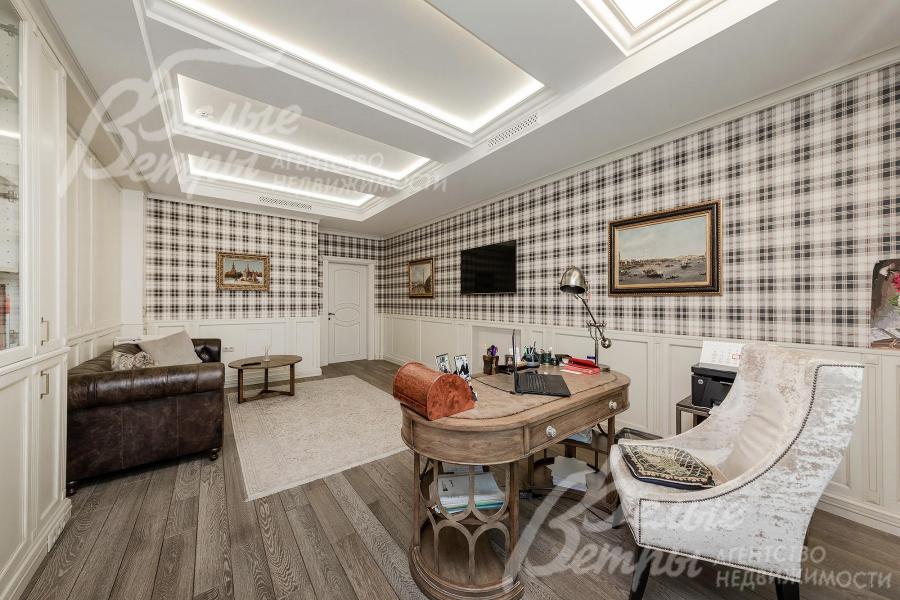 На стенах английские обои и деревянные панели