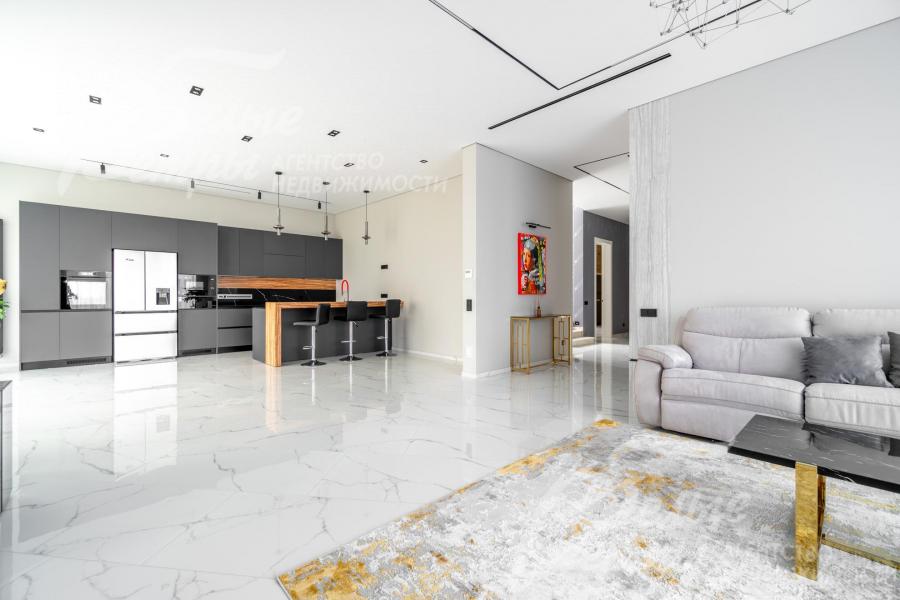 Единое пространство кухни-столовой и гостиной с изысканным дизайнерским ремонтом