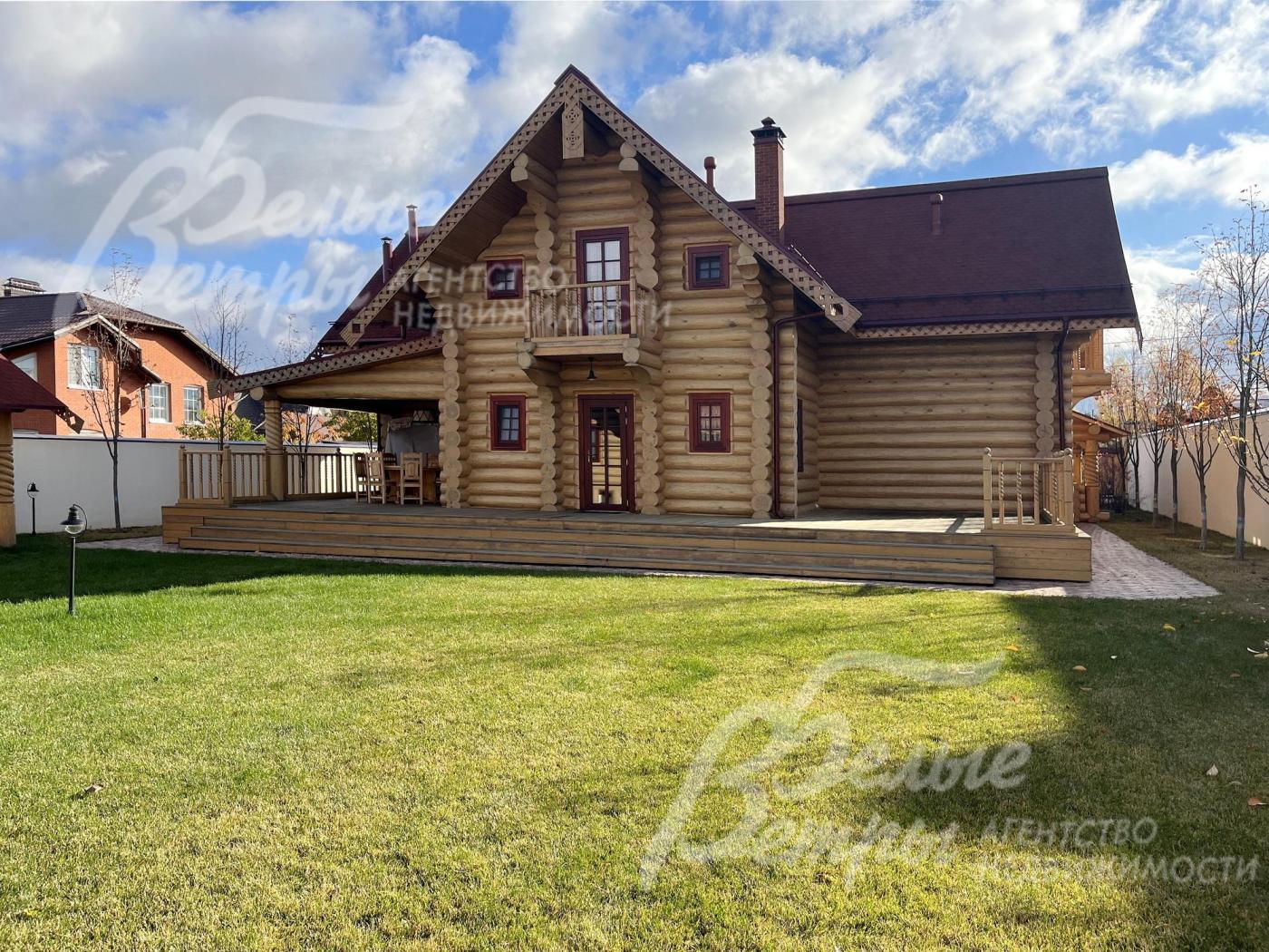 Деревянный меблированный дом, построенный в старорусском стиле по авторскому проекту в духе дома Васнецова