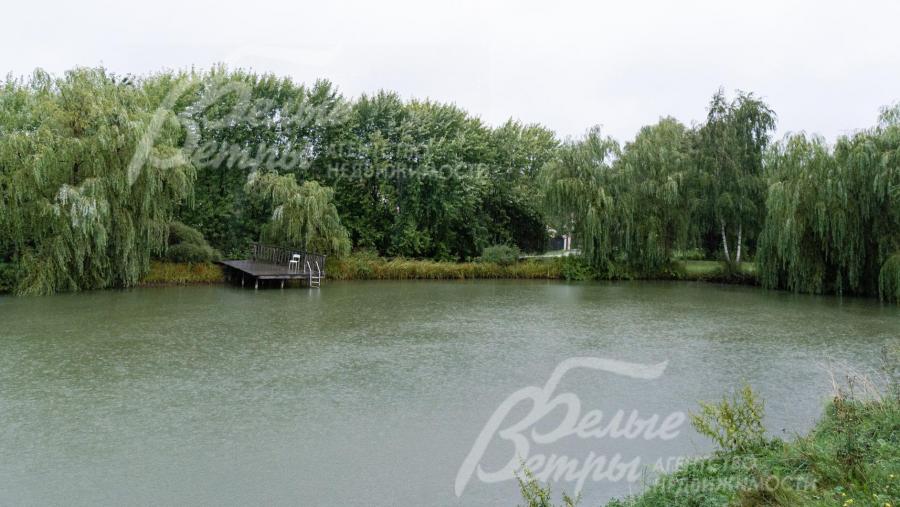 Свой пруд на территории поселка