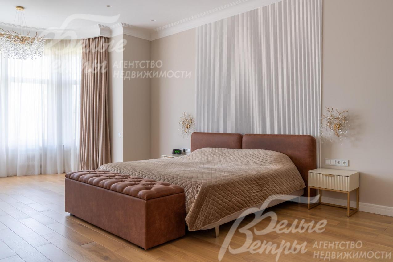 Рядом с кроватью - прикроватный пуф