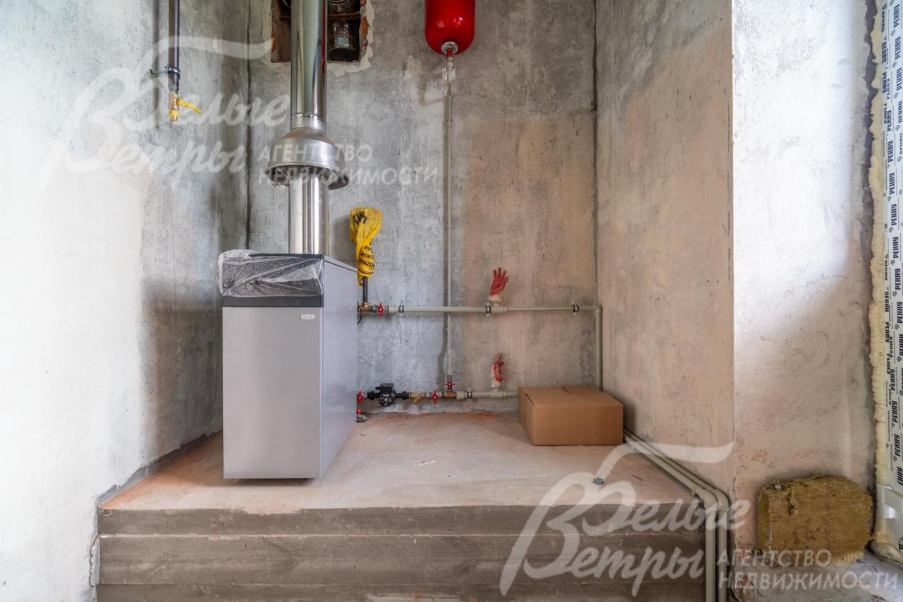 В котельную заведены газ, вода, электричество, установлен напольный котёл Baxi на 40 кВт и радиатор