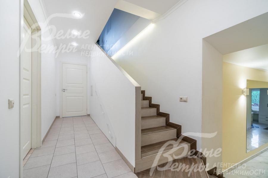 На второй этаж ведёт лестница на бетонном основании, ступени отделаны керамогранитом