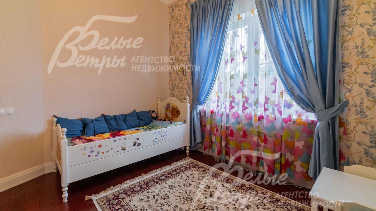 Везде тюль и шторы