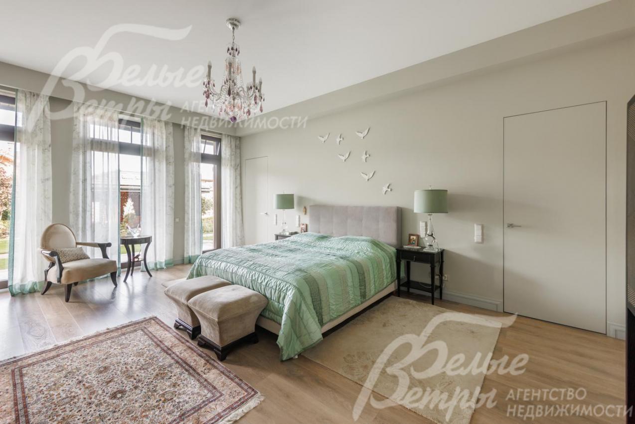 Одна из спален со своими гардеробной и санузлом