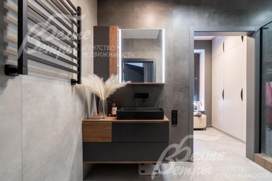 Выход из санузла на первом этаже в постирочную и гардеробную