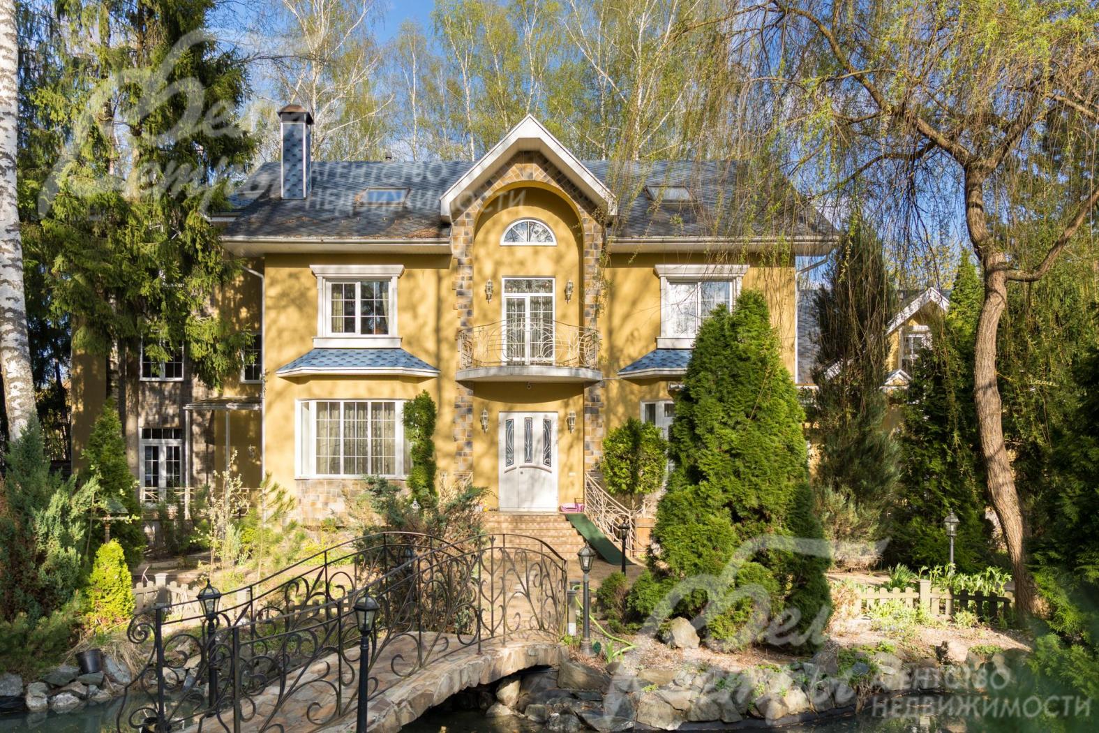 Элегантный жилой комплекс, объединяющий основной дом и флигель в классическом стиле