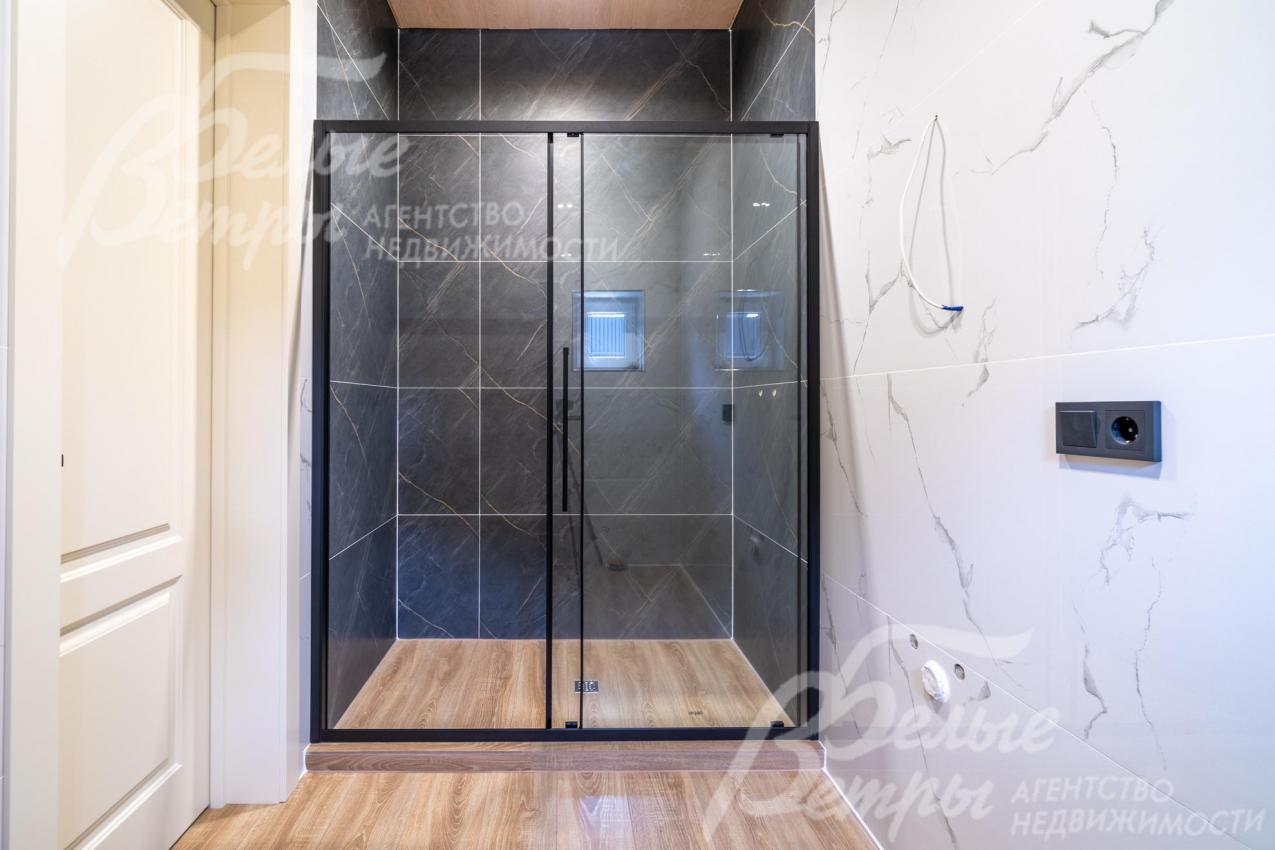 Санузлы на первом этаже выполнены в едином стиле