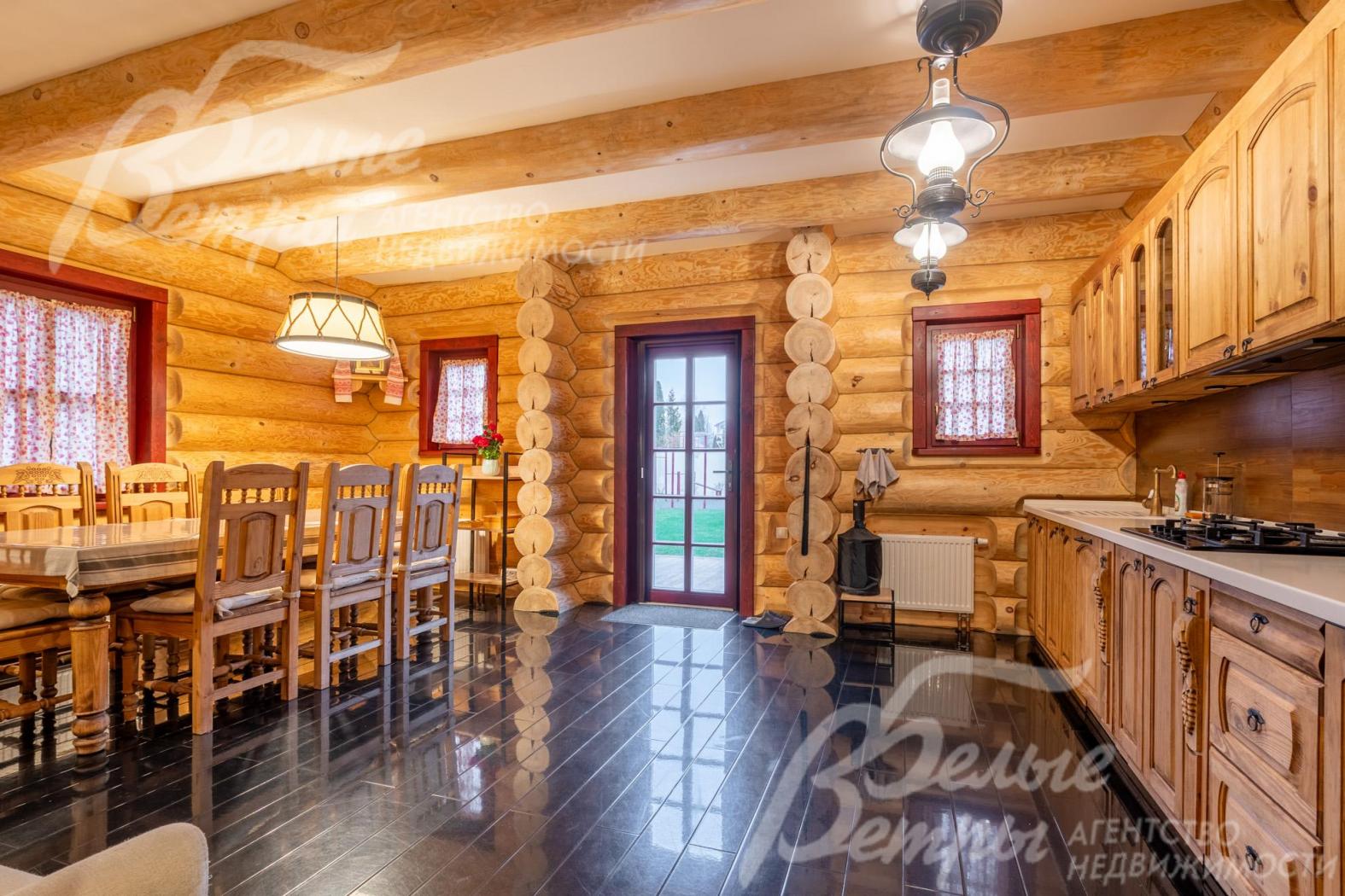 Стены и вся мебель в доме – из натурального дерева, пол на 1-м этаже - с подогревом