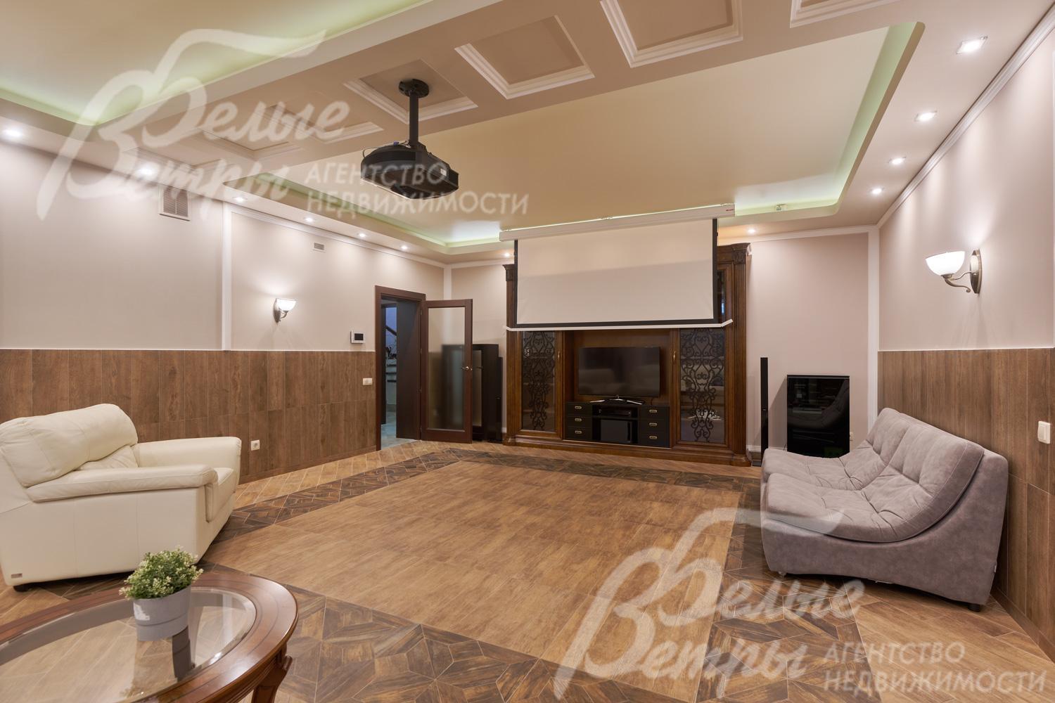 В кинотеатре на цокольном этаже установлены: диванная группа, ТВ, проектор, выдвижной экран