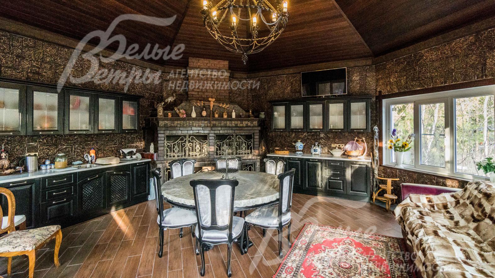 Внутри отделка камнем