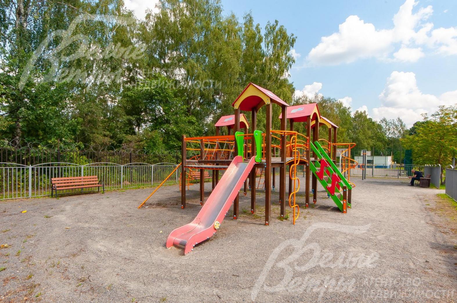 Детская площадка на территории посёлка