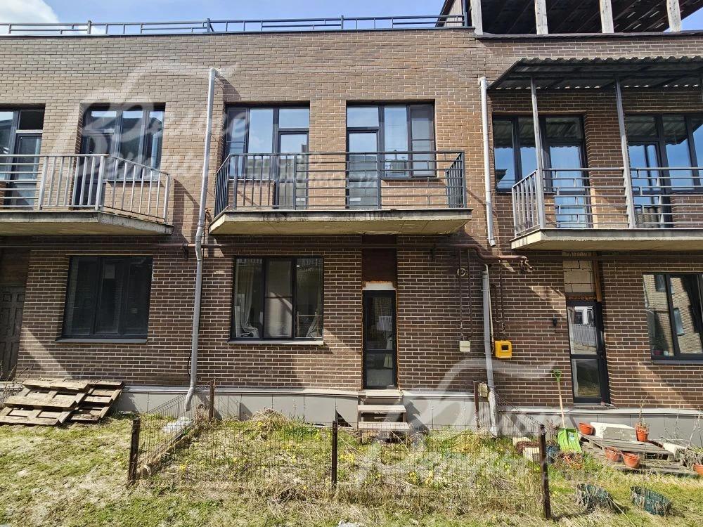 Вид на таунхаус со стороны участка